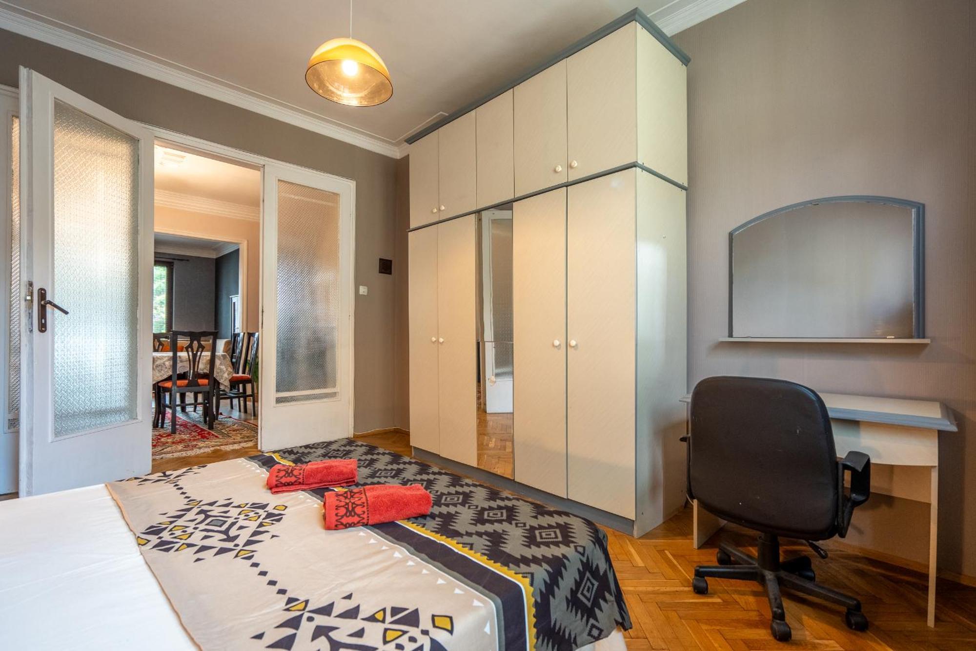 2bdr Retro Coziness *